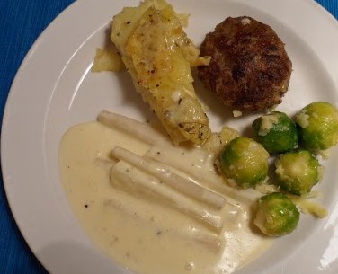 Lammfärsbiff med potatistårta, brysselkål och gräddkokta svartrötter