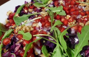 Rödkålssallad med granatäpple och valnötter