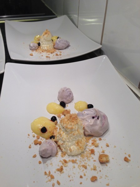 bild-blåbärsmaräng med lemoncurd