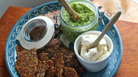bild-ärtpesto och fröknäcke