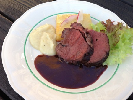 ren ytterlfile svartvinbärssky jordärtsskockepure och potatiskaka med västerbottenost