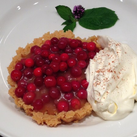 kolapaj med lingon och kanelgrädde