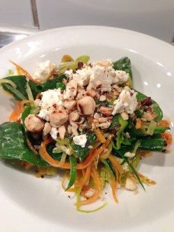 grönsaksspaghetti feta brynt smör hasselnöt