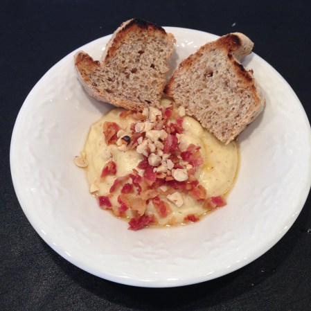 Ägg gröt med bacon hasselnötter och brynts smör