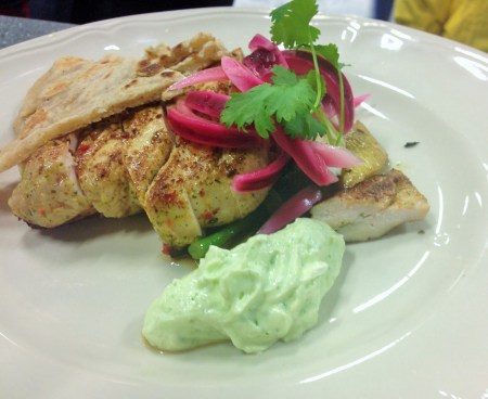 mynta chili citron marinerad kyckling med rabarber haricotvert wook koriandercreme glödhoppor