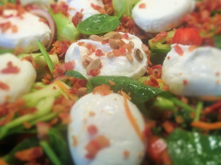 salla pocherat ägg bacon spenat, pakhoy