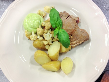 tonfisk, råstekt blomkål olivoljekokt potatis och basilika aioli