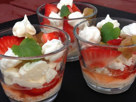 eton mess med jordgubb o rabarber