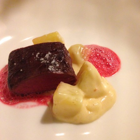 Blåhammaren sep 2014_10 ren ytterfile t 53 grader innertemp penslad med honung o vatten, stuvad potatis med frysriven kantarell, lingonskum