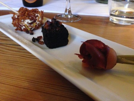 Blåhammaren sep 2014_2 renlevermousse med potatiskrist, renblodpudding med sirap och varmrökt fläsk, tjälknul på ren med picklad morot 1