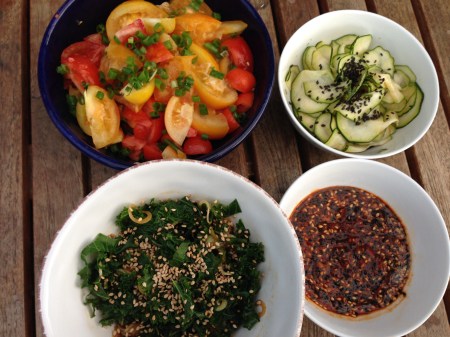 grönkål med sesamolja, sesamchili, zuchinit o tomat 2