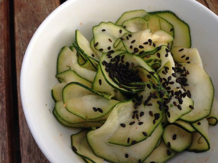 ZUCHINI FLÄDERCITRONVINÄGER SESAMOLJA SOCKER GOCHUJANG